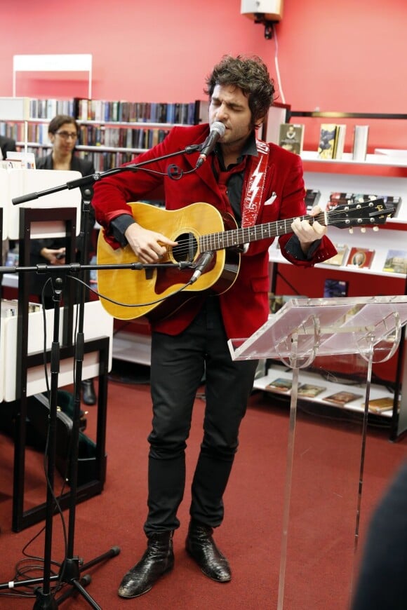 Matthieu Chedid chante lors de l'hommage à Andrée Chedid, décédée le 6 février 2011, qui donne son nom à la bibliothèque Beaugrenelle à Paris, le 19 novembre 2012.