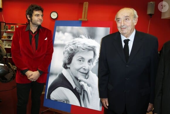 Matthieu Chedid, le portrait d'Andrée Chedid et Louis Selim Chedid lors de l'hommage à Andrée Chedid, décédée le 6 février 2011, qui donne son nom à la bibliothèque Beaugrenelle à Paris, le 19 novembre 2012.