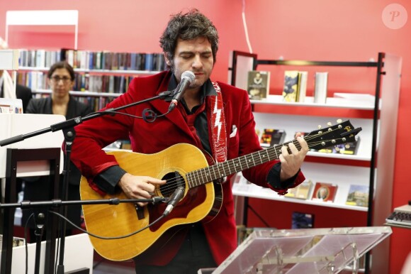 Matthieu Chedid a joué deux chansons lors de l'hommage à Andrée Chedid, décédée le 6 février 2011, qui donne son nom à la bibliothèque Beaugrenelle à Paris, le 19 novembre 2012. (le chanteur M)