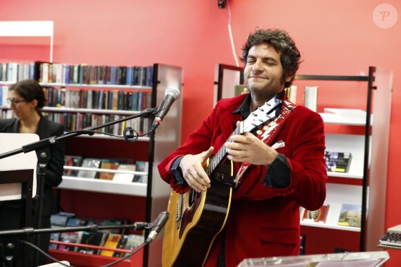 Matthieu Chedid et sa guitare lors de l'hommage à Andrée Chedid, décédée le 6 février 2011, qui donne son nom à la bibliothèque Beaugrenelle à Paris, le 19 novembre 2012.