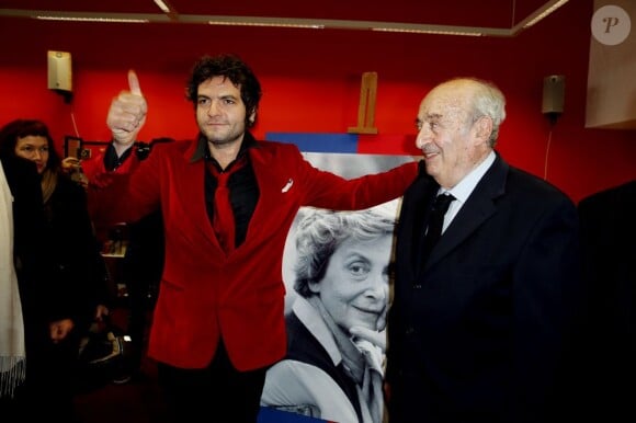 Matthieu Chedid (le chanteur M) et Louis Selim Chedid lors de l'hommage à Andrée Chedid, décédée le 6 février 2011, qui donne son nom à la bibliothèque Beaugrenelle à Paris, le 19 novembre 2012.