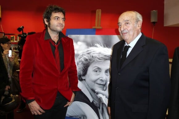 Matthieu Chedid (le chanteur M) et Louis Selim Chedid lors de l'hommage à Andrée Chedid qui donne son nom à la bibliothèque Beaugrenelle à Paris, le 19 novembre 2012.