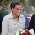  La princesse Stéphanie de Monaco, accueillie avec un bouquet de fleurs aux couleurs de la principauté, distribuait le 18 novembre 2012, dans le cadre de la Fête nationale, des colis alimentaires à des seniors monégasques, dans le Salon Rainier III du palais princier. 