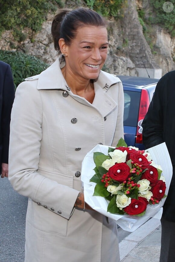 La princesse Stéphanie de Monaco, accueillie avec un bouquet de fleurs aux couleurs de la principauté, distribuait le 18 novembre 2012, dans le cadre de la Fête nationale, des colis alimentaires à des seniors monégasques, dans le Salon Rainier III du palais princier.