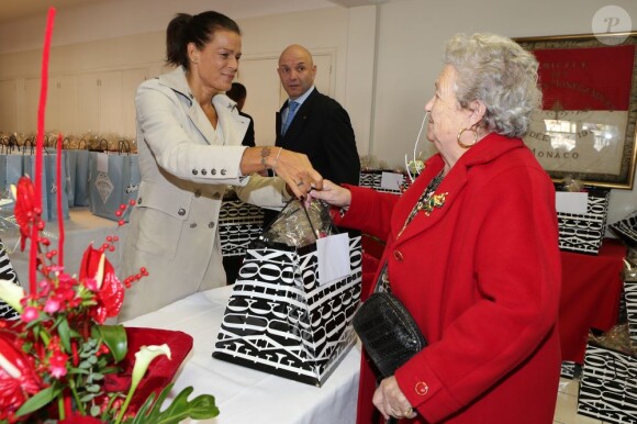 La princesse Stéphanie de Monaco distribuait le 18 novembre 2012, dans le cadre de la Fête nationale, des colis alimentaires à des seniors monégasques, dans le Salon Rainier III du palais princier.