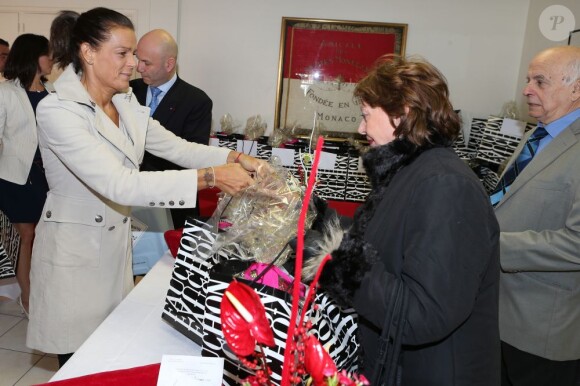 La princesse Stéphanie de Monaco distribuait le 18 novembre 2012, dans le cadre de la Fête nationale, des colis alimentaires à des seniors monégasques, dans le Salon Rainier III du palais princier.