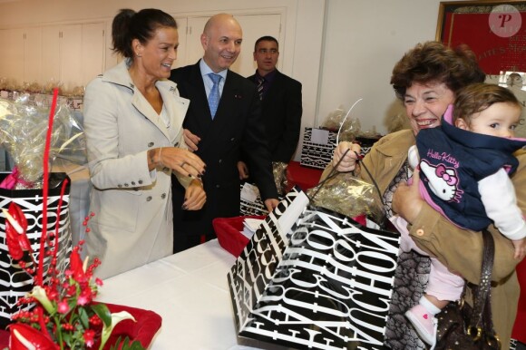 La princesse Stéphanie de Monaco distribuait le 18 novembre 2012, dans le cadre de la Fête nationale, des colis alimentaires à des seniors monégasques, dans le Salon Rainier III du palais princier.