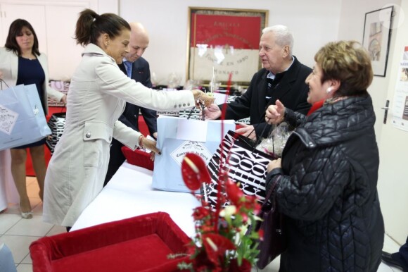 La princesse Stéphanie de Monaco distribuait le 18 novembre 2012, dans le cadre de la Fête nationale, des colis alimentaires à des seniors monégasques, dans le Salon Rainier III du palais princier.