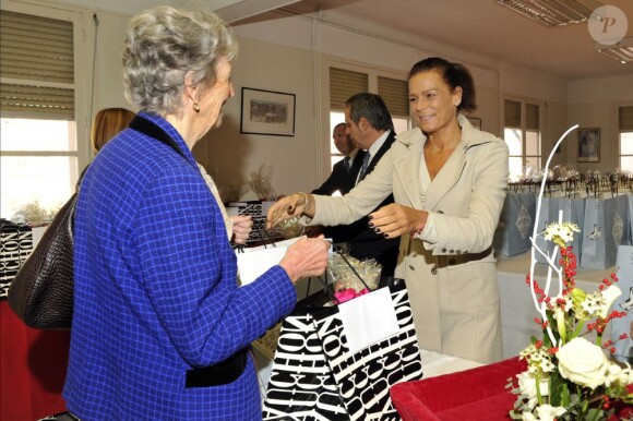 La princesse Stéphanie de Monaco, radieuse, remettait des colis alimentaires à des personnes âgées le 18 novembre 2012, dans le cadre de la Fête nationale, dans le Salon Rainier III du palais princier.