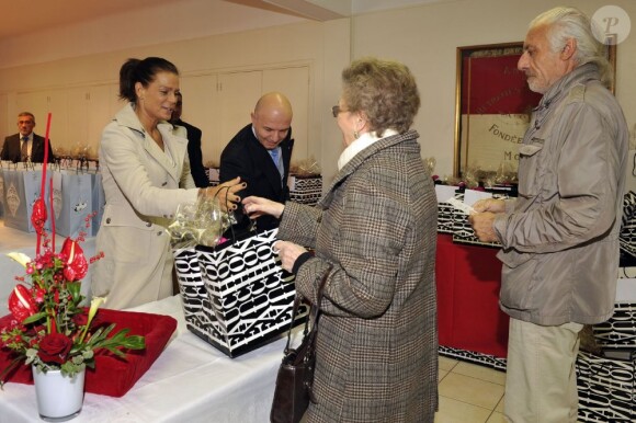 La princesse Stéphanie de Monaco remettait des colis alimentaires à des personnes âgées le 18 novembre 2012, dans le cadre de la Fête nationale, dans le Salon Rainier III du palais princier.