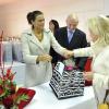 La princesse Stéphanie de Monaco remettait des colis alimentaires à des personnes âgées le 18 novembre 2012, dans le cadre de la Fête nationale, dans le Salon Rainier III du palais princier.