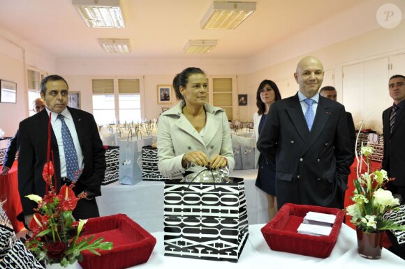 La princesse Stéphanie de Monaco remettait des colis alimentaires à des personnes âgées le 18 novembre 2012, dans le cadre de la Fête nationale, dans le Salon Rainier III du palais princier.