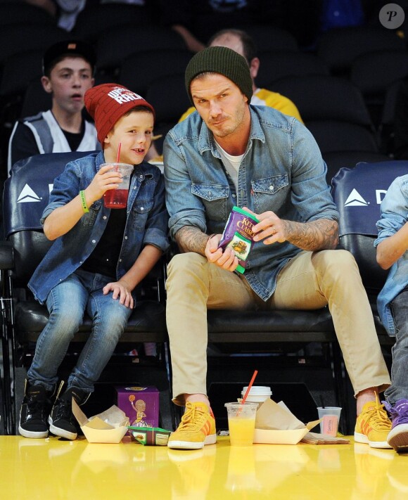 David Beckham et son fils Cruz assistent au match entre les Los Angeles Lakers et les Phoenix Suns au Staples Center. Los Angeles, le 16 novembre 2012.