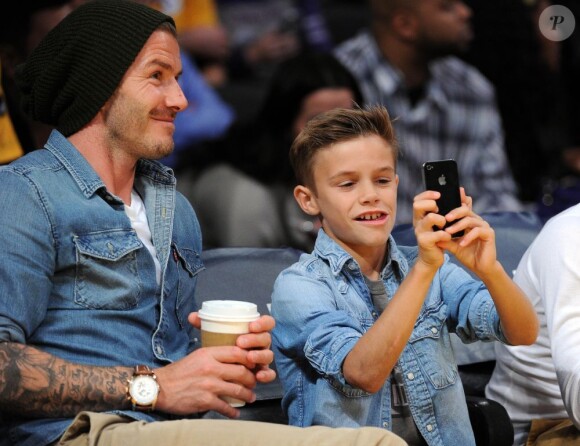 David Beckham et son fils Romeo assistent au match entre les Los Angeles Lakers et les Phoenix Suns au Staples Center. Los Angeles, le 16 novembre 2012.