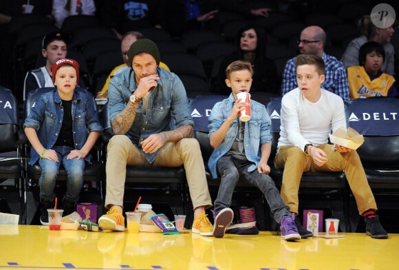 David Beckham et ses fils Cruz, Romeo et Brooklyn assistent au match entre les Los Angeles Lakers et les Phoenix Suns au Staples Center. Los Angeles, le 16 novembre 2012.