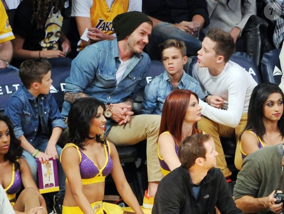 David Beckham et ses fils Cruz, Romeo et Brooklyn assistent au match entre les Los Angeles Lakers et les Phoenix Suns au Staples Center. Los Angeles, le 16 novembre 2012.