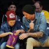 David Beckham et ses fils Cruz, Romeo et Brooklyn assistent au match entre les Los Angeles Lakers et les Phoenix Suns au Staples Center. Los Angeles, le 16 novembre 2012.