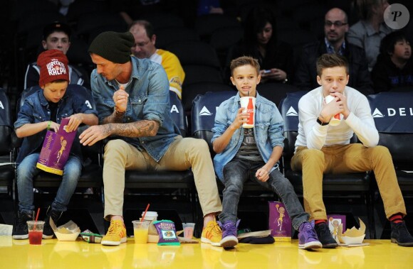 David Beckham et ses fils Cruz, Romeo et Brooklyn assistent au match entre les Los Angeles Lakers et les Phoenix Suns au Staples Center. Los Angeles, le 16 novembre 2012.