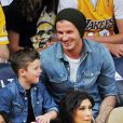 David Beckham et ses fils Cruz, Romeo et Brooklyn assistent au match entre les Los Angeles Lakers et les Phoenix Suns au Staples Center. Los Angeles, le 16 novembre 2012.