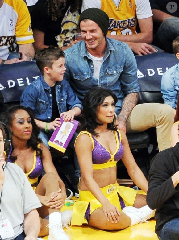 David Beckham et ses fils Cruz, Romeo et Brooklyn assistent au match entre les Los Angeles Lakers et les Phoenix Suns au Staples Center. Los Angeles, le 16 novembre 2012.