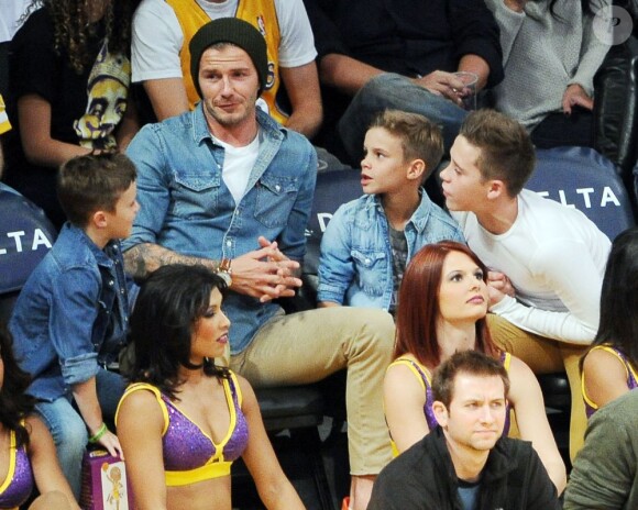 David Beckham et ses fils Cruz, Romeo et Brooklyn assistent au match entre les Los Angeles Lakers et les Phoenix Suns au Staples Center. Los Angeles, le 16 novembre 2012.