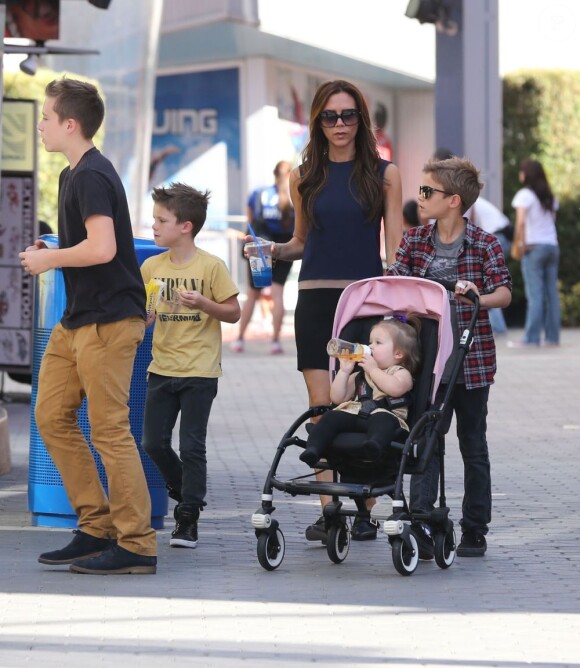 Victoria Beckham et ses enfants Brooklyn, Romeo, Cruz et Harper se promènent a Universal City, le 4 novembre 2012.