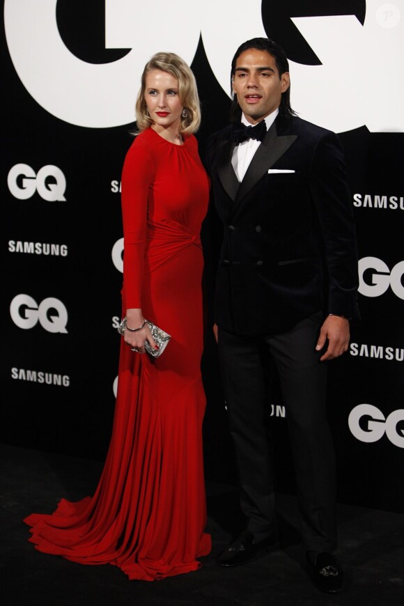 Radamel Falcao heureux au côté de son épouse Lorelei Taron lors de la soirée GQ Men of the Year Award 2012 au Palace Hotel de Madrid le 19 novembre 2012 au cours de laquelle il a glané le titre de meilleur sportif
