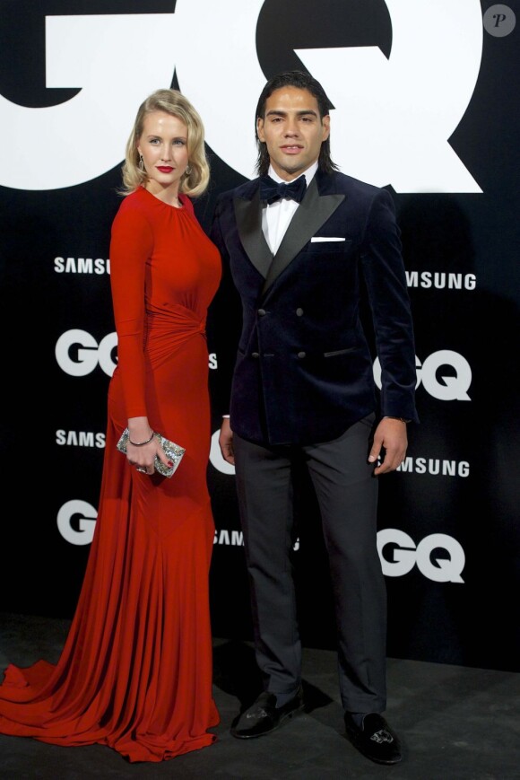 Radamel Falcao et la belle Lorelei Taron lors de la soirée GQ Men of the Year Award 2012 au Palace Hotel de Madrid le 19 novembre 2012 au cours de laquelle il a glané le titre de meilleur sportif