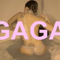 Lady Gaga exhibe son postérieur et joue la provoc' dans Cake