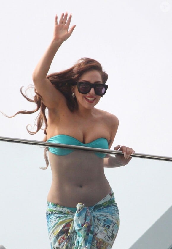 Lady Gaga sur le balcon de sa chambre d'hôtel à Rio de Janeiro, le 7 novembre 2012.