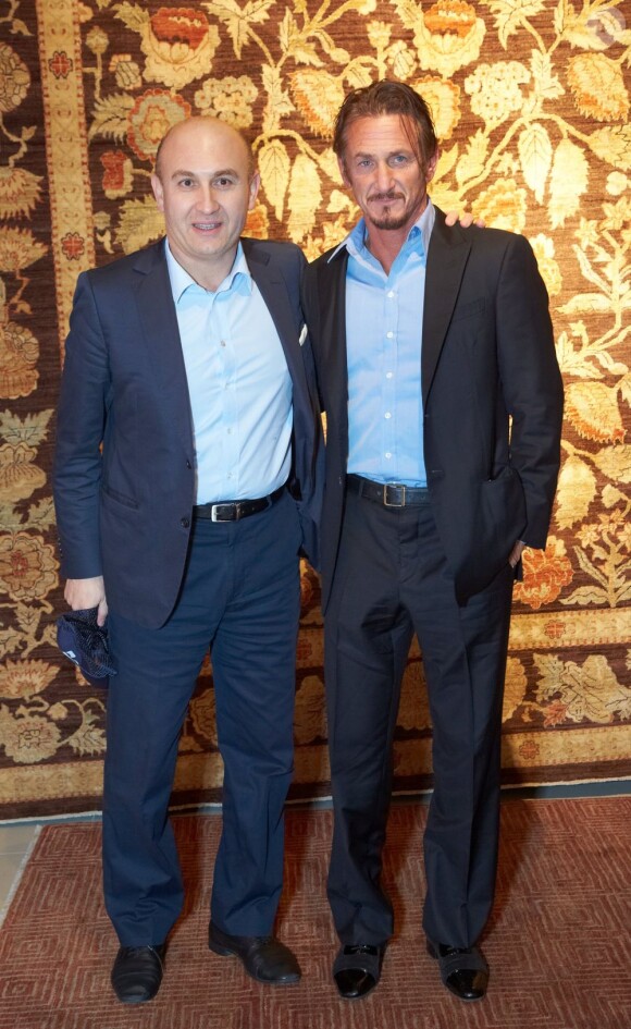 Sean Penn et Ali Rahimi à la réception organisée par l'acteur pour son organisation J/P Haitian Relief Organization, à Vienne le 18 novembre 2012.