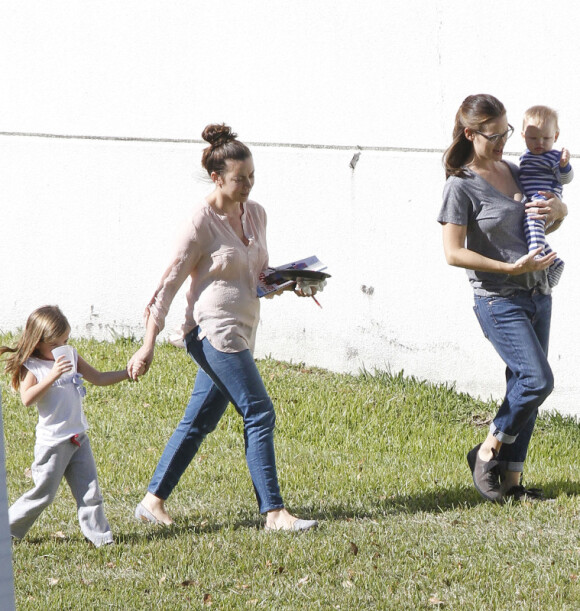 Jennifer Garner avec ses enfants Samuel et Seraphina et une nounou sur le tournage du film The Dallas Buyer's Club à la Nouvelle-Orleans, le 20 novembre 2012.