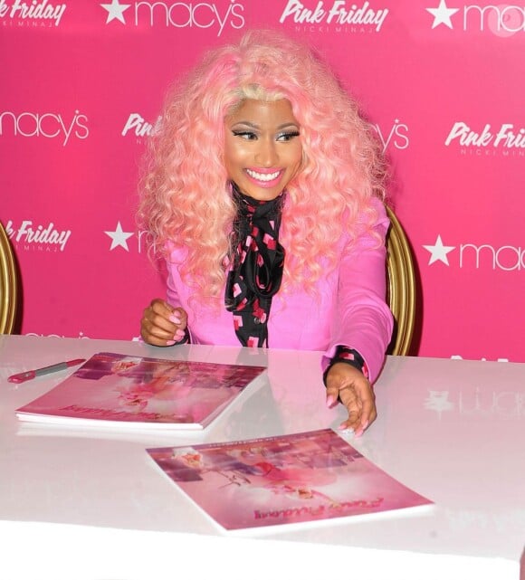 Nicki Minaj présente son parfum Pink Friday chez Macy's à New York. Le 20 novembre 2012.