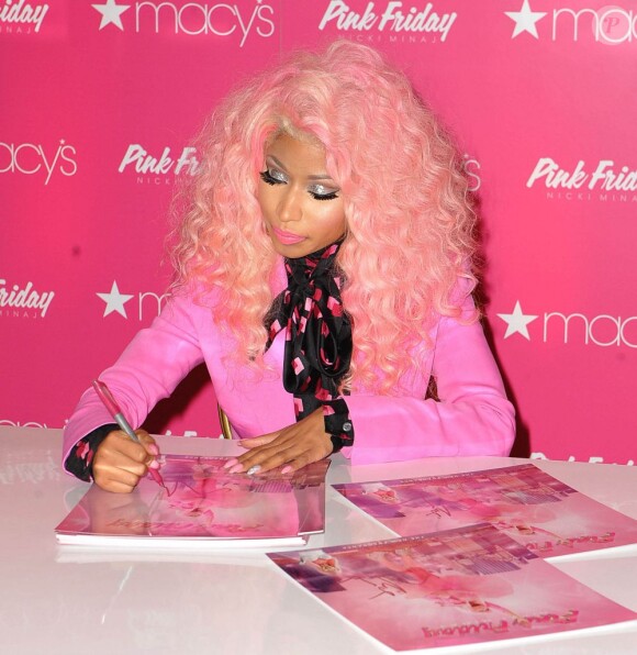 Nicki Minaj présente son parfum Pink Friday chez Macy's à New York. Le 20 novembre 2012.