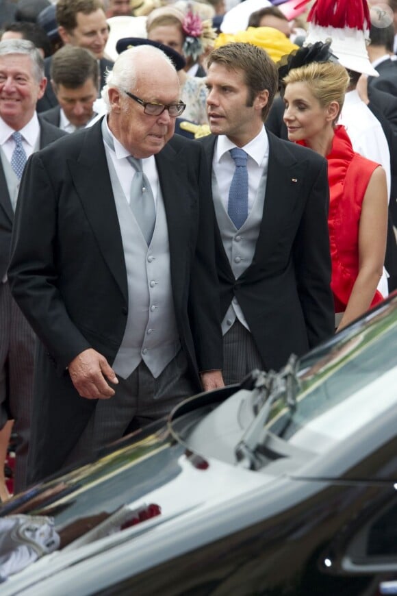 Le prince Emmanuel-Philibert de Savoie avec son père le prince Victor-Emmanuel, lors du mariage religieux du prince Albert et de la princesse Charlene de Monaco le 2 juillet 2011.