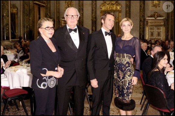 La princesse Marina, le prince Victor-Emmanuel, le prince Emmanuel-Philibert et la princesse Clotilde de Savoie à Milan le 1er décembre 2010 lors d'un dîner caritatif.
