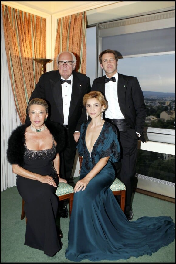 Le prince Victor-Emmanuel de Savoie avec son fils le prince Emmanuel-Philibert, sa femme la princesse Marina et sa belle-fille la princesse Clotilde en mai 2010 à l'Intercontinental de Genève pour un dîner de gala.