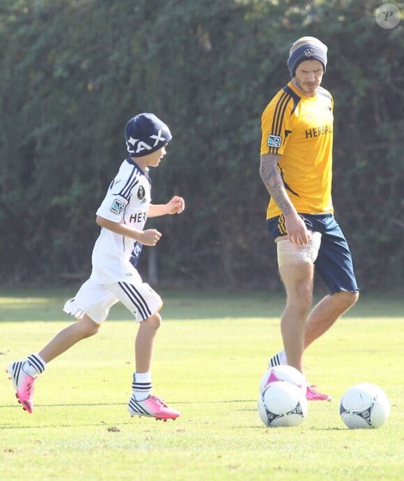 David Beckham lors d'un entraînement du Galaxy de Los Angeles à Carson City le 21 novembre 2012 avec son fils Romeo