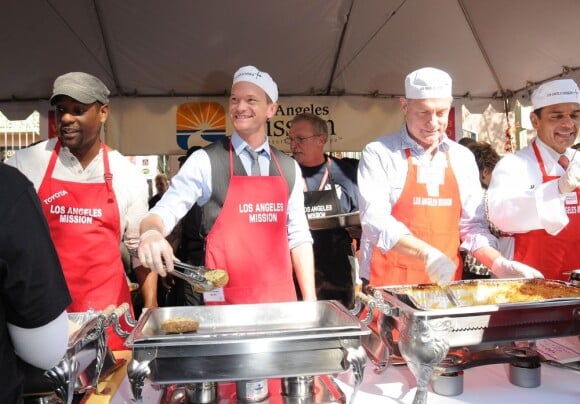 Neil Patrick Harris sert à manger aux SDF de Los Angeles le 21 novembre 2012.