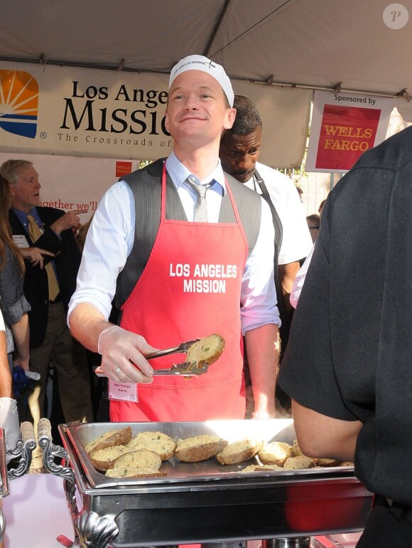 Neil Patrick Harris sert à manger à des SDF de Los Angeles le 21 novembre 2012.