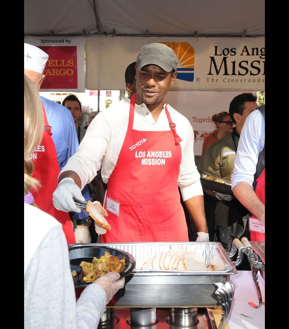 Photo Blair Underwood sert à manger aux SDF de Los Angeles le novembre Purepeople