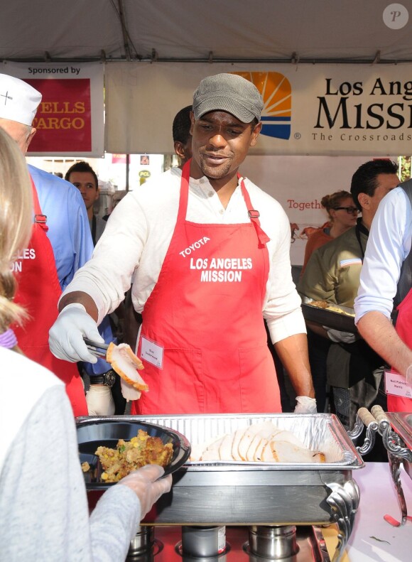 Blair Underwood sert à manger aux SDF de Los Angeles le 21 novembre 2012.