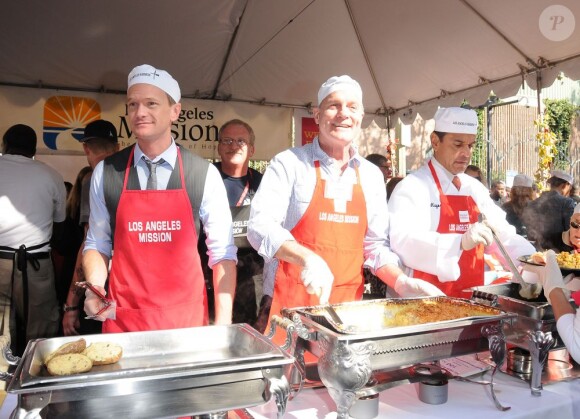 Neil Patrick Harris avec Stephen Collins, Antonio Villaraigosa servent à manger aux SDF à Los Angeles le 21 novembre 2012.