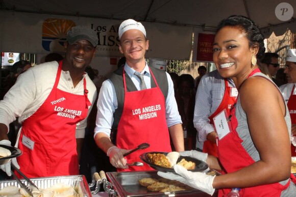 Neil Patrick Harris avec Blair Underwood et Tatyana Ali servent à manger aux SDF de Los Angeles le 21 novembre 2012.