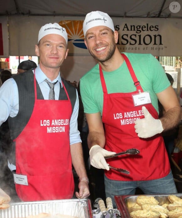 Neil Patrick Harris et Zachary Levi se chargent de donner à manger aux SDF à Los Angeles le 21 novembre 2012.