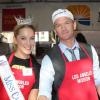 Neil Patrick Harris et Miss California 2012 Leah Cecil se chargent de donner à manger aux SDF à Los Angeles le 21 novembre 2012.