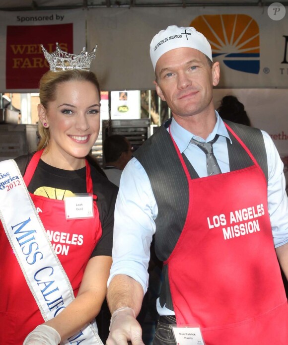 Neil Patrick Harris et Miss California 2012 Leah Cecil se chargent de donner à manger aux SDF à Los Angeles le 21 novembre 2012.