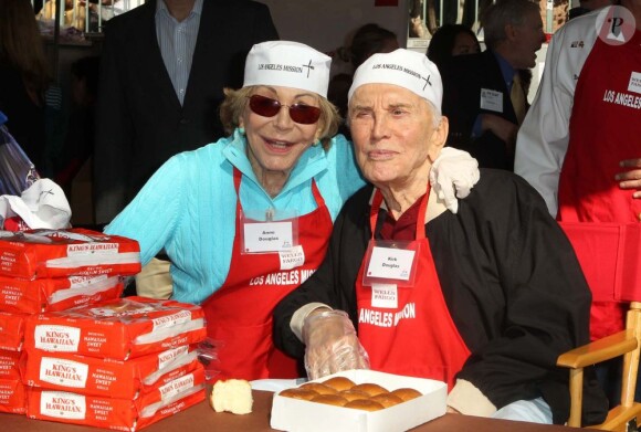 Anne Buydens Douglas et Kirk Douglas se chargent de donner à manger aux SDF à Los Angeles le 21 novembre 2012.