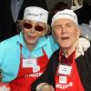 Le couple Anne Buydens Douglas et Kirk Douglas se charge de donner à manger aux SDF à Los Angeles le 21 novembre 2012.