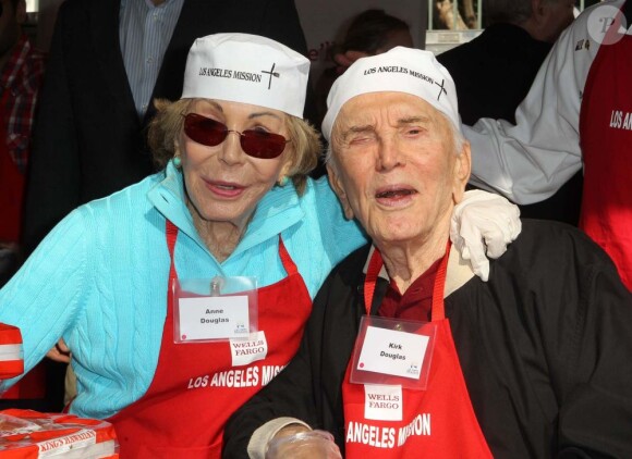 Le couple Anne Buydens Douglas et Kirk Douglas se charge de donner à manger aux SDF à Los Angeles le 21 novembre 2012.